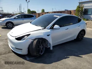 2025 Tesla Model Y Long Range z VIN 7SAYGDEDXSF303960, wystawiony jako Copart lot #52539605 z przebiegiem 2215 mil mil oraz Szkody całkowita. Historia ofert i sprzedaży dostępna na DreamBid. Obrazek 1.