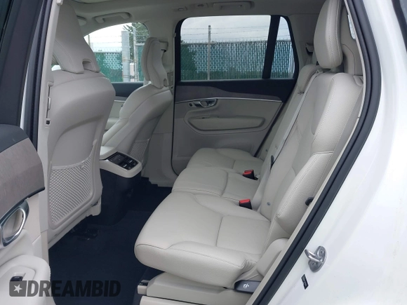 2024 Volvo XC90 Plus Bright Theme z VIN YV4062PE3R1181627, wystawiony jako IAAI lot #42344215 z przebiegiem 24 443 mil mil oraz . Historia ofert i sprzedaży dostępna na DreamBid. Obrazek 8.