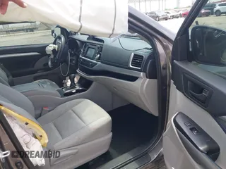 2018 Toyota Highlander LE z VIN 5TDZARFH1JS038079, wystawiony jako IAAI lot #42369968 z przebiegiem 83 706 mil mil oraz . Historia ofert i sprzedaży dostępna na DreamBid. Obrazek 5.