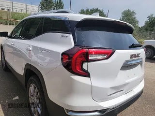 2022 GMC Terrain SLT z VIN 3GKALVEV4NL149362, wystawiony jako IAAI lot #42341656 z przebiegiem 65 751 mil mil oraz . Historia ofert i sprzedaży dostępna na DreamBid. Obrazek 1.