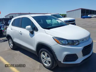 2022 Chevrolet Trax LS z VIN KL7CJNSM5NB544459, wystawiony jako IAAI lot #41995429 z przebiegiem 54 609 mil mil oraz . Historia ofert i sprzedaży dostępna na DreamBid. Obrazek 1.