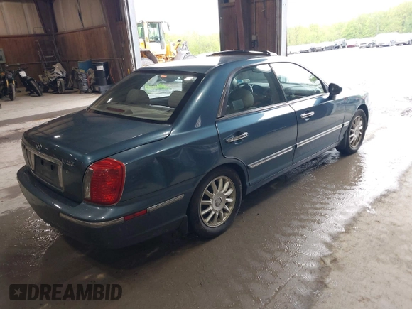 2005 Hyundai XG with VIN KMHFU45E35A414283, listed as a IAAI auction lot 42211359 with 101,869 mi miles. Bid and sale history available at carsss.com. Image 4.