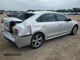 2013 Volkswagen Passat SE z VIN 1VWBH7A37DC083799, wystawiony jako Copart lot #55796875 z przebiegiem 111 747 mil mil oraz Szkoda całkowita • Salvage title. Historia ofert i sprzedaży dostępna na DreamBid. Obrazek 3.