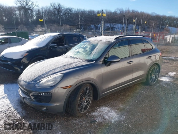 2013 Porsche Cayenne S с VIN WP1AB2A28DLA86543, выставлен на аукционе IAAI как лот 41764426 с пробегом 105 814 миль миль и . История ставок и продаж доступна на DreamBid. Изображение 2.