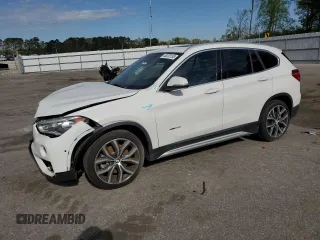 2017 BMW X1 xDrive28i z VIN WBXHT3C30H5F77701, wystawiony jako Copart lot #48220135 z przebiegiem 117 161 mil mil oraz Szkoda całkowita • Salvage title. Historia ofert i sprzedaży dostępna na DreamBid. Obrazek 1.