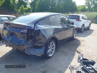 2021 Tesla Model Y Long Range z VIN 5YJYGAEE7MF146315, wystawiony jako IAAI lot #42445336 z przebiegiem 57 110 mil mil oraz . Historia ofert i sprzedaży dostępna na DreamBid. Obrazek 4.