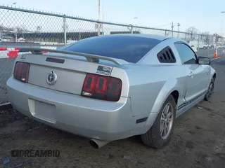 2005 Ford Mustang Deluxe with VIN 1ZVFT80N955140082, listed as a IAAI auction lot 41711933 with 88,633 mi miles. Bid and sale history available at carsss.com. Image 4.