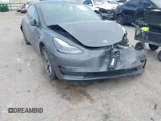 2023 Tesla Model 3 z VIN 5YJ3E1EA5PF552790, wystawiony jako IAAI lot #42020646 z przebiegiem Nie podano mil oraz . Historia ofert i sprzedaży dostępna na DreamBid. Obrazek 1.
