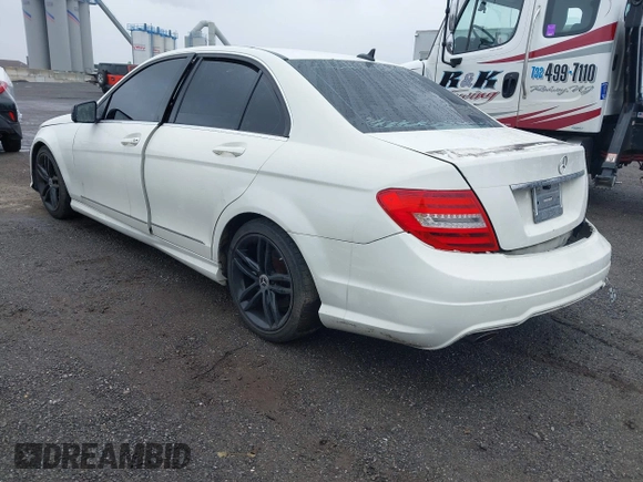2012 Mercedes-Benz C 300 Sport z VIN WDDGF8BB1CR196238, wystawiony jako IAAI lot #42488861 z przebiegiem 111 877 mil mil oraz . Historia ofert i sprzedaży dostępna na DreamBid. Obrazek 3.