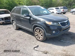 2011 Kia Sorento LX with VIN 5XYKTDA28BG157022, listed as a IAAI auction lot 42061926 with 211,826 mi miles. Bid and sale history available at carsss.com. Image 1.