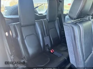 2020 Land Rover Defender SE z VIN SALEPEEU6L2017266, wystawiony jako IAAI lot #42120066 z przebiegiem 117 429 mil mil oraz . Historia ofert i sprzedaży dostępna na DreamBid. Obrazek 11.