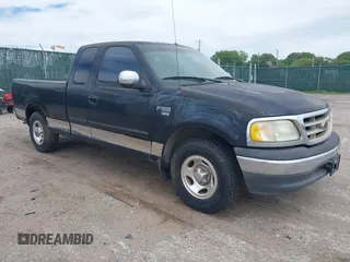 2000 Ford F-150 XL z VIN 1FTRX17W8YNC06734, wystawiony jako IAAI lot #42274307 z przebiegiem 208 613 mil mil oraz . Historia ofert i sprzedaży dostępna na DreamBid. Obrazek 1.