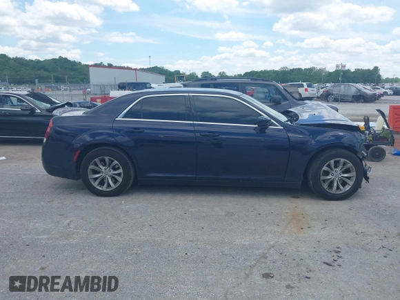 2015 Chrysler 300 Limited z VIN 2C3CCAAG6FH931679, wystawiony jako IAAI lot #42205179 z przebiegiem 209 208 mil mil oraz . Historia ofert i sprzedaży dostępna na DreamBid. Obrazek 13.