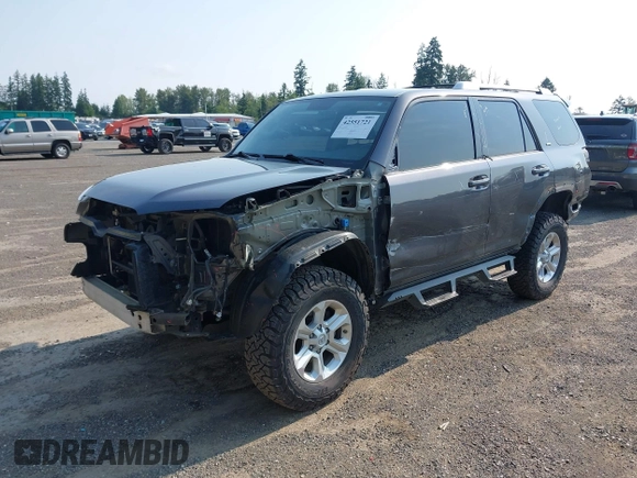 2018 Toyota 4Runner SR5 z VIN JTEBU5JR7J5490718, wystawiony jako IAAI lot #42551721 z przebiegiem 111 237 mil mil oraz . Historia ofert i sprzedaży dostępna na DreamBid. Obrazek 2.