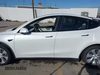 2021 Tesla Model Y Standard Range z VIN 5YJYGDED4MF162982, wystawiony jako IAAI lot #41378674 z przebiegiem 60 267 mil mil oraz . Historia ofert i sprzedaży dostępna na DreamBid. Obrazek 13.
