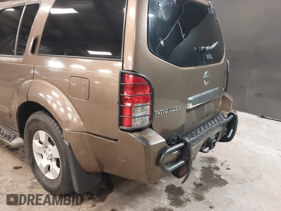 2005 Nissan Pathfinder SE z VIN 5N1AR18W65C703936, wystawiony jako IAAI lot #41271670 z przebiegiem 129 744 mil mil oraz . Historia ofert i sprzedaży dostępna na DreamBid. Obrazek 6.