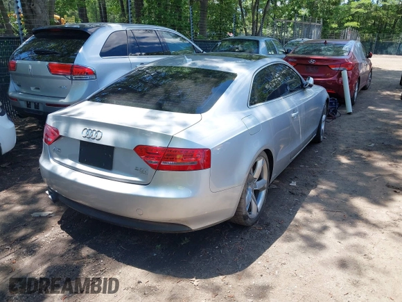 2012 Audi A5 Premium Plus z VIN WAULFAFR7CA027599, wystawiony jako IAAI lot #42201693 z przebiegiem 126 866 mil mil oraz . Historia ofert i sprzedaży dostępna na DreamBid. Obrazek 4.