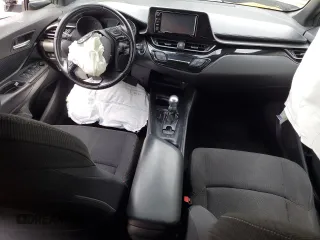 2018 Toyota C-HR XLE z VIN NMTKHMBX7JR004515, wystawiony jako Copart lot #57106385 z przebiegiem Nie podano mil oraz Szkoda całkowita • Salvage title. Historia ofert i sprzedaży dostępna na DreamBid. Obrazek 8.