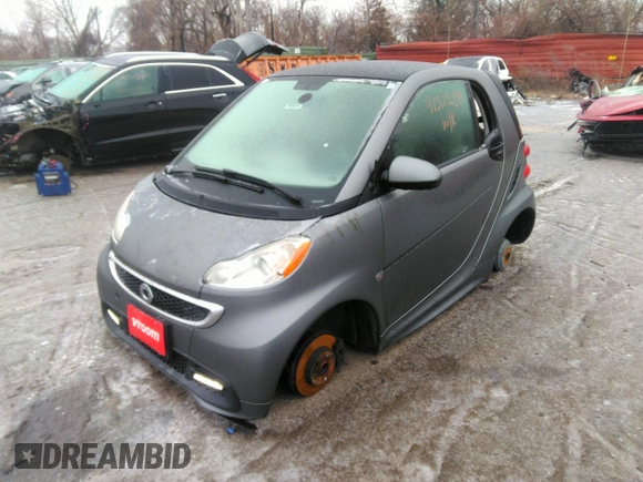2014 Smart fortwo Pure z VIN WMEEJ3BAXEK783075, wystawiony jako IAAI lot #41505299 z przebiegiem 34 473 mil mil oraz . Historia ofert i sprzedaży dostępna na DreamBid. Obrazek 2.