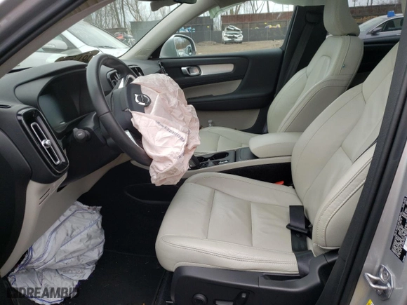 2019 Volvo XC40 Momentum with VIN YV4162UKXK2145710, listed as a Copart auction lot 39250463 with 0 miles. Bid and sale history available at carsss.com. Image 7.