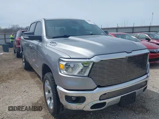2019 Ram 1500 Big Horn z VIN 1C6RRFFG3KN647381, wystawiony jako IAAI lot #41856852 z przebiegiem 55 094 mil mil oraz . Historia ofert i sprzedaży dostępna na DreamBid. Obrazek 1.