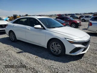 2024 Hyundai Elantra SEL z VIN KMHLM4DG1RU641644, wystawiony jako Copart lot #52002685 z przebiegiem 31 710 mil mil oraz Szkoda całkowita • Salvage title. Historia ofert i sprzedaży dostępna na DreamBid. Obrazek 4.