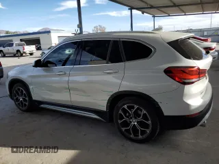 2021 BMW X1 sDrive28i z VIN WBXJG7C01M5T08696, wystawiony jako Copart lot #48004855 z przebiegiem 37 593 mil mil oraz Szkody całkowita. Historia ofert i sprzedaży dostępna na DreamBid. Obrazek 2.