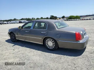 2004 Lincoln Town Car Signature z VIN 1LNHM81W24Y657135, wystawiony jako Copart lot #58640295 z przebiegiem 90 773 mil mil oraz Czysty tytuł • Clean title. Historia ofert i sprzedaży dostępna na DreamBid. Obrazek 2.