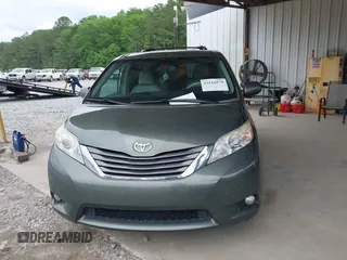 2012 Toyota Sienna XLE AAS z VIN 5TDYK3DC0CS275646, wystawiony jako IAAI lot #42116979 z przebiegiem 250 909 mil mil oraz . Historia ofert i sprzedaży dostępna na DreamBid. Obrazek 12.