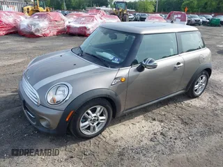 2013 MINI Hardtop z VIN WMWSU3C5XDT685745, wystawiony jako IAAI lot #42300577 z przebiegiem 112 804 mil mil oraz . Historia ofert i sprzedaży dostępna na DreamBid. Obrazek 2.