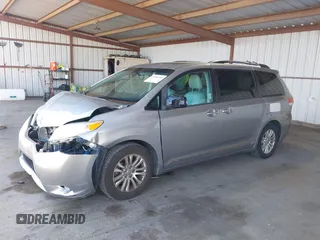 2013 Toyota Sienna XLE AAS z VIN 5TDYK3DC9DS305552, wystawiony jako IAAI lot #42386940 z przebiegiem 64 823 mil mil oraz . Historia ofert i sprzedaży dostępna na DreamBid. Obrazek 2.