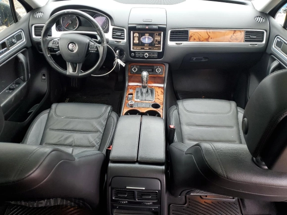 2012 Volkswagen Touareg Sport z VIN WVGFK9BP6CD005005, wystawiony jako Copart lot #46802355 z przebiegiem 141 430 mil mil oraz Czysty tytuł • Clean title. Historia ofert i sprzedaży dostępna na DreamBid. Obrazek 8.