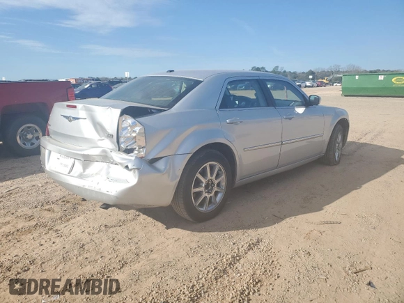 2009 Chrysler 300 z VIN 2C3KK53V09H568544, wystawiony jako Copart lot #47015735 z przebiegiem 126 245 mil mil oraz Szkoda całkowita • Salvage title. Historia ofert i sprzedaży dostępna na DreamBid. Obrazek 3.