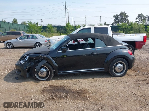 2013 Volkswagen Beetle 2.5L z VIN 3VW5X7AT5DM805978, wystawiony jako IAAI lot #42429397 z przebiegiem 62 408 mil mil oraz . Historia ofert i sprzedaży dostępna na DreamBid. Obrazek 13.