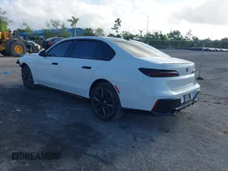 2024 BMW 7 Series 740i с VIN WBA23EH00RCP27147, выставлен на аукционе IAAI как лот 41932339 с пробегом 16 740 миль миль и . История ставок и продаж доступна на DreamBid. Изображение 3.