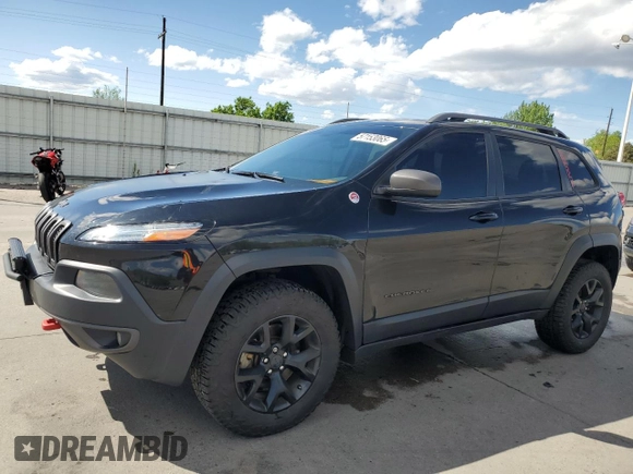 2014 Jeep Cherokee Trailhawk z VIN 1C4PJMBS1EW239692, wystawiony jako Copart lot #57153065 z przebiegiem 111 899 mil mil oraz Szkoda całkowita • Salvage title. Historia ofert i sprzedaży dostępna na DreamBid. Obrazek 1.