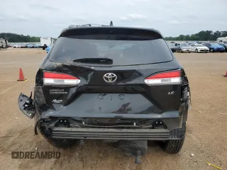 2022 Toyota Corolla Cross LE z VIN 7MUCAAAG9NV024206, wystawiony jako Copart lot #53733855 z przebiegiem 5610 mil mil oraz Szkody całkowita. Historia ofert i sprzedaży dostępna na DreamBid. Obrazek 6.