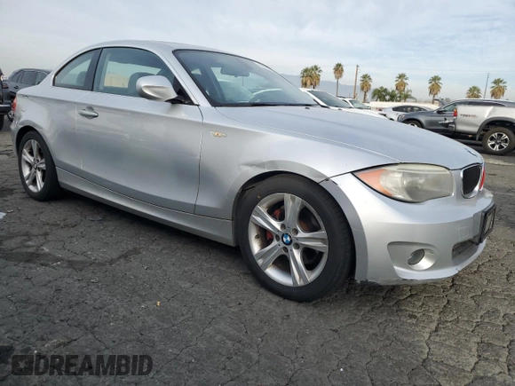 2013 BMW 1 Series 128i z VIN WBAUP9C56DVS95894, wystawiony jako Copart lot #85974744 z przebiegiem 119 033 mil mil oraz Czysty tytuł • Clean title. Historia ofert i sprzedaży dostępna na DreamBid. Obrazek 4.