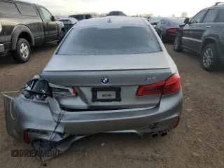 2018 BMW M5 z VIN WBSJF0C56JB282184, wystawiony jako Copart lot #87480414 z przebiegiem Nie podano mil oraz Szkody całkowita. Historia ofert i sprzedaży dostępna na DreamBid. Obrazek 6.