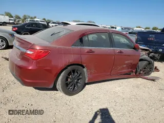 2014 Chrysler 200 Limited z VIN 1C3CCBCG3EN185880, wystawiony jako Copart lot #51862515 z przebiegiem 138 634 mil mil oraz Tytuł czysty. Historia ofert i sprzedaży dostępna na DreamBid. Obrazek 3.