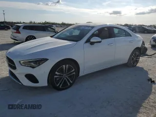 2025 Mercedes-Benz CLA 250 z VIN W1K5J4GB0SN485981, wystawiony jako Copart lot #43567725 z przebiegiem 1566 mil mil oraz Szkody całkowita. Historia ofert i sprzedaży dostępna na DreamBid. Obrazek 1.