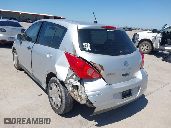 2010 Nissan Versa S z VIN 3N1BC1CP7AL433675, wystawiony jako IAAI lot #41879386 z przebiegiem 219 794 mil mil oraz . Historia ofert i sprzedaży dostępna na DreamBid. Obrazek 12.