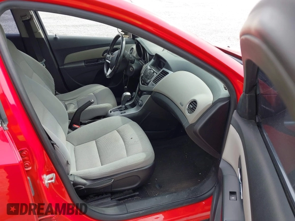 2014 Chevrolet Cruze 1LT z VIN 1G1PC5SB2E7165945, wystawiony jako IAAI lot #42016702 z przebiegiem 180 148 mil mil oraz . Historia ofert i sprzedaży dostępna na DreamBid. Obrazek 5.
