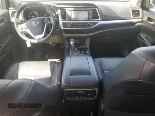 2017 Toyota Highlander XLE z VIN 5TDJZRFH8HS411635, wystawiony jako Copart lot #52080215 z przebiegiem 83 711 mil mil oraz Szkoda całkowita • Salvage title. Historia ofert i sprzedaży dostępna na DreamBid. Obrazek 8.