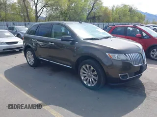 2011 Lincoln MKX z VIN 2LMDJ8JK2BBJ20834, wystawiony jako IAAI lot #42060634 z przebiegiem 134 374 mil mil oraz . Historia ofert i sprzedaży dostępna na DreamBid. Obrazek 1.