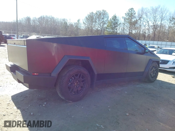 2024 Tesla Cybertruck z VIN 7G2CEHEDXRA022640, wystawiony jako IAAI lot #41423630 z przebiegiem 18 474 mil mil oraz . Historia ofert i sprzedaży dostępna na DreamBid. Obrazek 14.