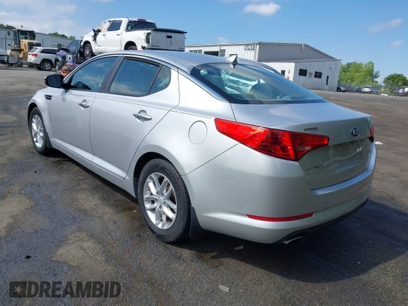 2013 Kia Optima LX z VIN 5XXGM4A72DG177062, wystawiony jako IAAI lot #42129883 z przebiegiem 144 097 mil mil oraz . Historia ofert i sprzedaży dostępna na DreamBid. Obrazek 3.
