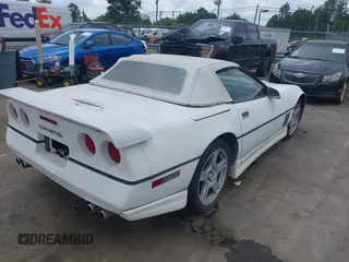 1987 Chevrolet Corvette z VIN 1G1YY3185H5125214, wystawiony jako IAAI lot #42499945 z przebiegiem 225 209 mil mil oraz . Historia ofert i sprzedaży dostępna na DreamBid. Obrazek 4.