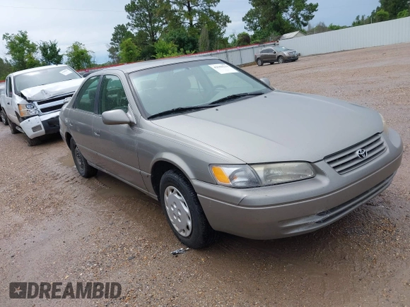 1997 Toyota Camry LE z VIN 4T1BG22KXVU034196, wystawiony jako IAAI lot #42504214 z przebiegiem 155 915 mil mil oraz . Historia ofert i sprzedaży dostępna na DreamBid. Obrazek 1.