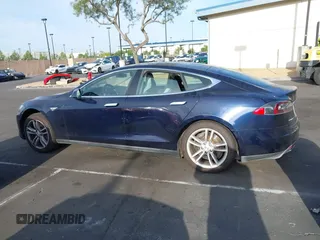 2014 Tesla Model S 60 z VIN 5YJSA1H11EFP30596, wystawiony jako IAAI lot #42235901 z przebiegiem 143 837 mil mil oraz . Historia ofert i sprzedaży dostępna na DreamBid. Obrazek 15.